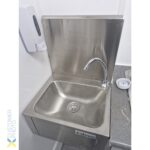 Commercial Knee Operated Hand Wash Basin with Splashback | BRVYLS43 – view 3